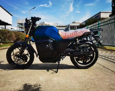 Simulación visual de motocicleta eléctrica azul